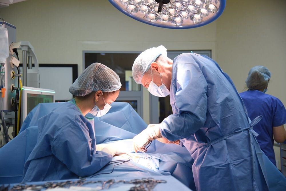 Premieră medicală la Cluj. Dr. Gabriel Lazăr a făcut prima mastectomie asistată robotic