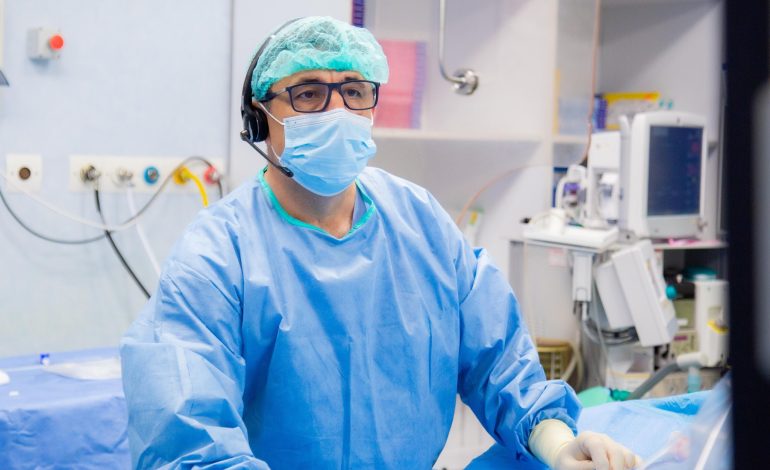 Un medic clujean realizează o procedura revoluționară care tratează aritmiile cardiace fără operație