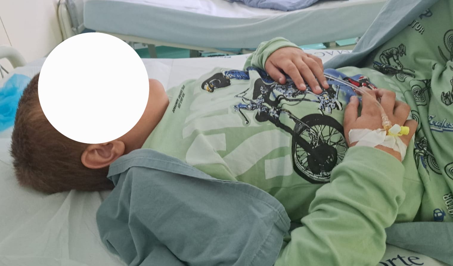 Caz umanitar: Andrei, un băiețel de 6 ani cu hidrocefalie și subluxație de cristalin, are nevoie de sprijin medical și financiar pentru recuperare