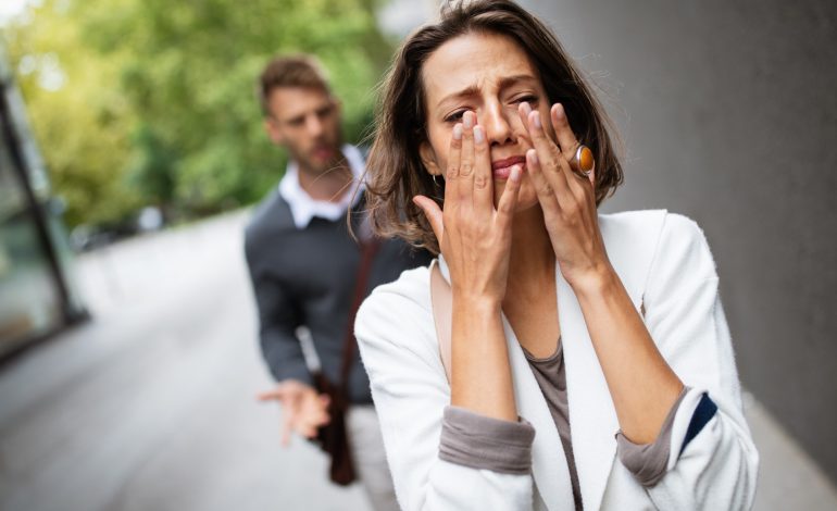 Gazlightingul, o formă subtilă de abuz psihologic: cum îl recunoști și cum te poți apăra