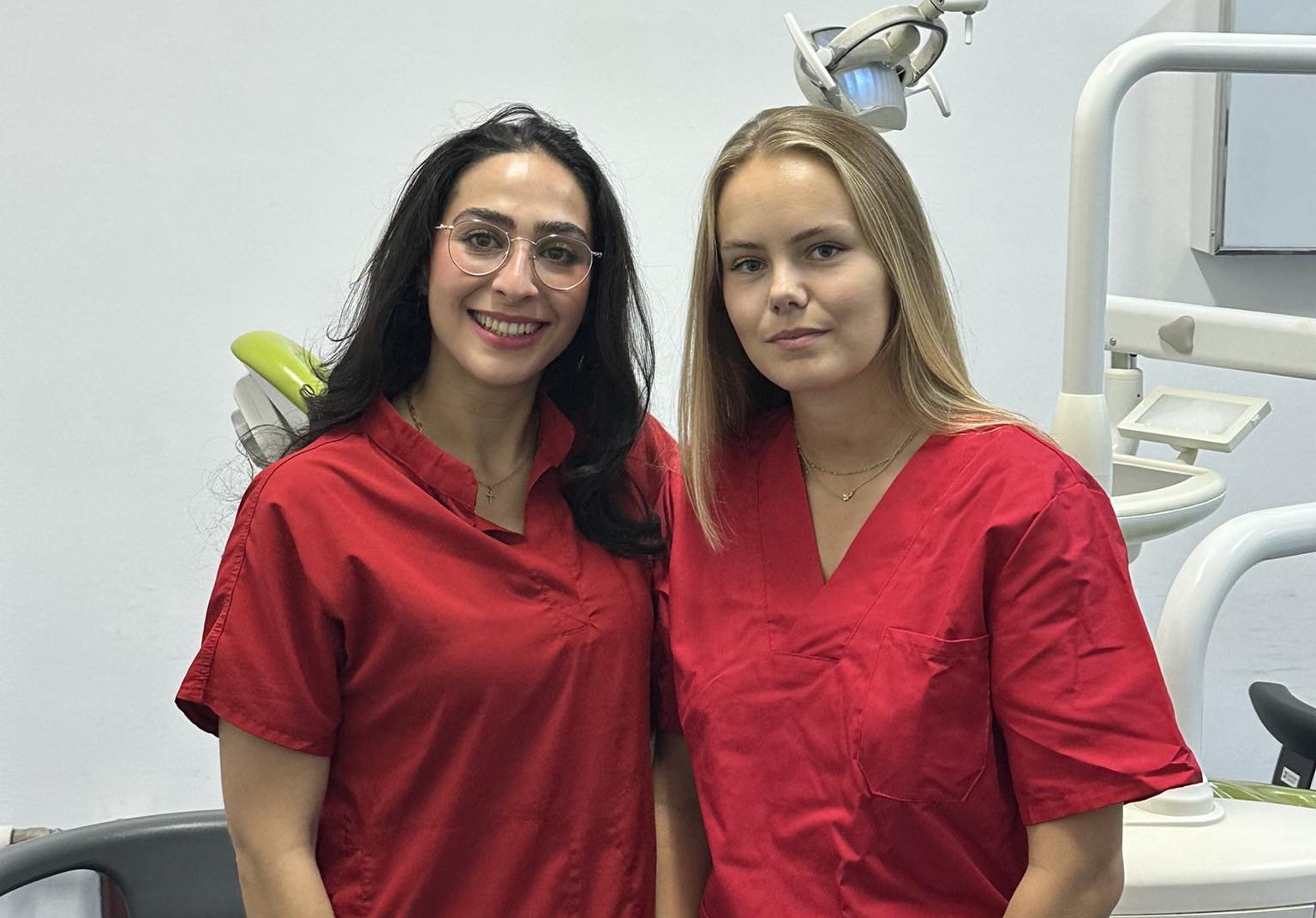 Două studente de la UMF Cluj oferă tratamente stomatologice gratuite sau la preț redus