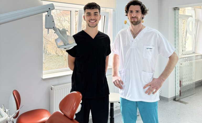 Doi studenți la Stomatologie oferă tratamente gratuite la UMF Cluj, sub supravegherea profesorilor