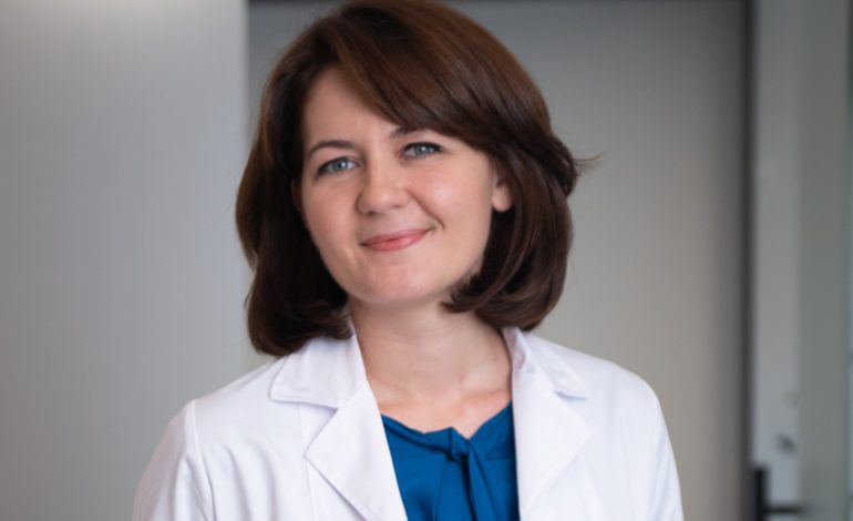 „Te rog să reziști printre atâția bărbați care te invidiază pentru talentul tău”. Dr. Ioan Coman, mesaj plin de grijă pentru Iulia Andraș – „perla” urologiei clujene/E printre puținii discipoli-femeie a marelui chirurg Coman