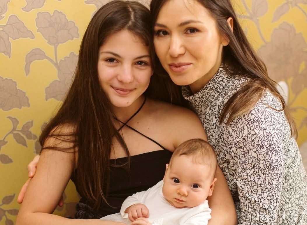 Clujeanca Mirela, mamă a două fete, se luptă cu cancerul pulmonar. Și-a pierdut soțul din cauza cancerului, iar acum boala a ales-o pe ea