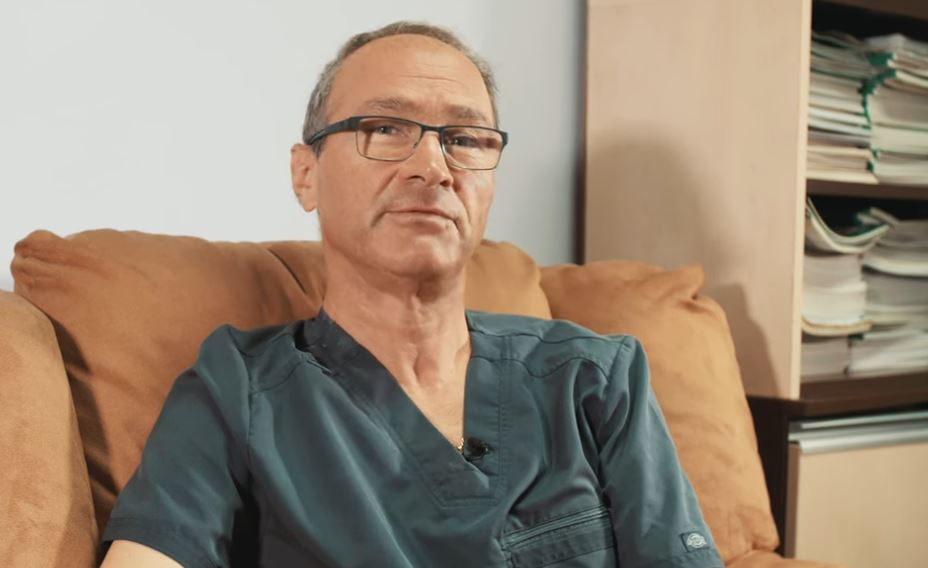 Doctorul care completează lista de ”medici cu suflet” de la Spitalul CF Cluj. Nu i s-a ”urcat la cap”, cum se spune în popor