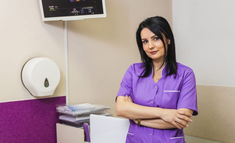 „Mulțumesc lui Dumnezeu că există profesioniști ca ea” – Dr. Carmen Bucuri, medic ginecolog la Spitalul Militar Cluj, recomandat de pacienți pentru profesionalism și empatie!