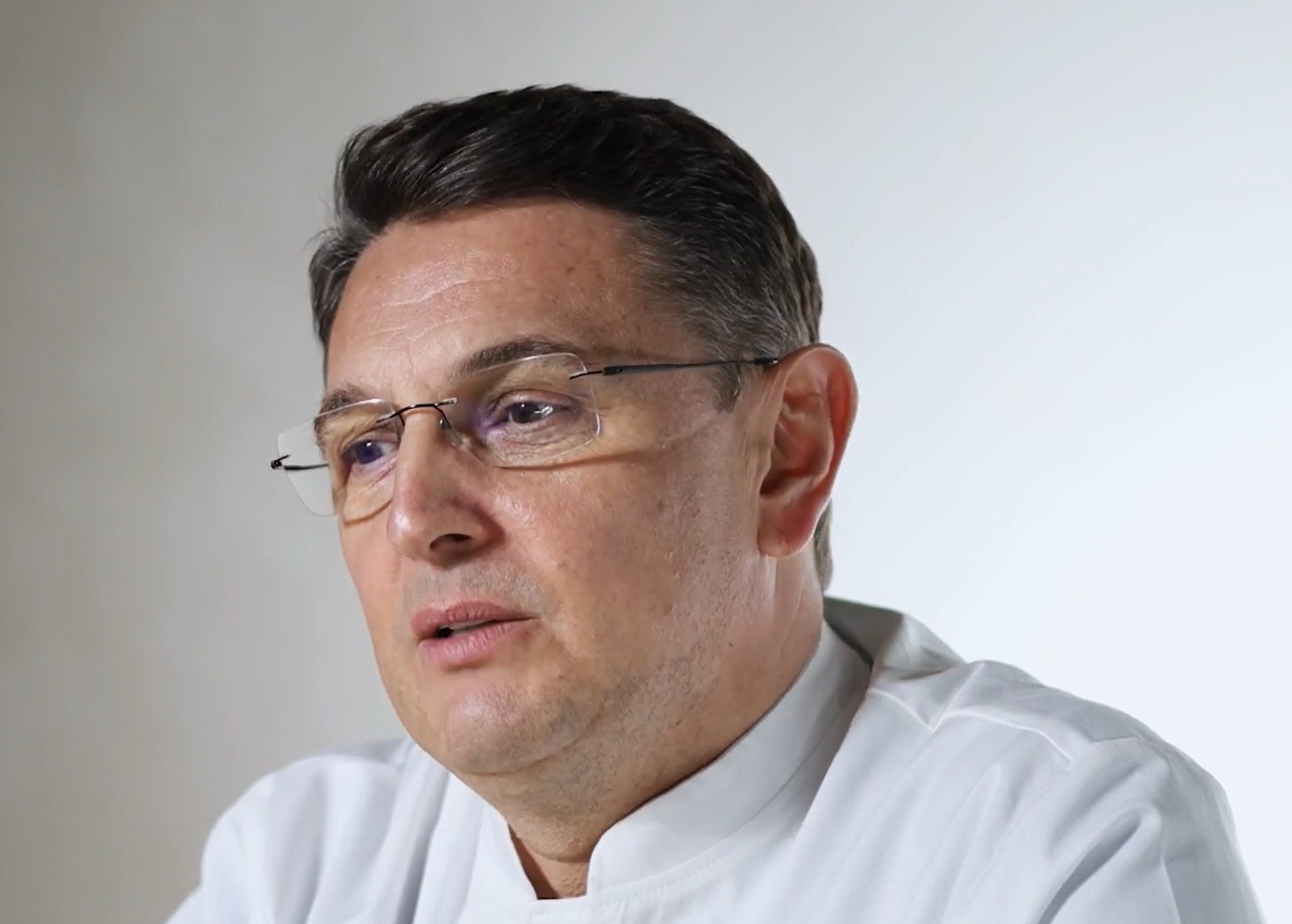 Celebrul oncolog clujean, Dan Eniu, explică ce ar trebui să facă fiecare femeie pentru sănătatea sa: Aceste sfaturi sunt cea mai puternică armă împotriva cancerului!