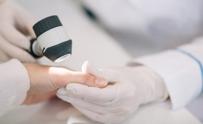 Un medic cunoscut din Cluj-Napoca, deținător al titlului de Profesor Emerit, a fost trimis în judecată după ce ar fi sărutat o pacientă minoră chiar în timpul consultației!