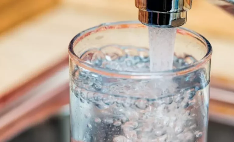 Deshidratarea, un factor ignorat în apariția complicațiilor cardiace. Ce apă ne hidratează corect