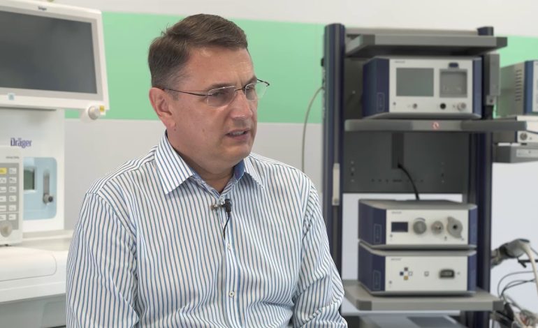 „E mult mai bine ca un cancer să fie abordat corect decât repede!”. De ce nu trebuie să fugă pacientele în brațele chirurgului. Dan Eniu avertizează: „Decizia trebuie luată în echipă”