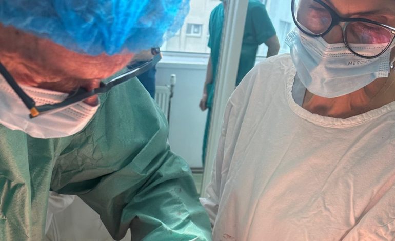 MEGA INTERVENȚIE LA CLUJ: Tumoră gigant de 25 kg scoasă de echipa coordonată de ilustrul chirurg clujean Valentin Munteanu. Operație spectaculoasă!